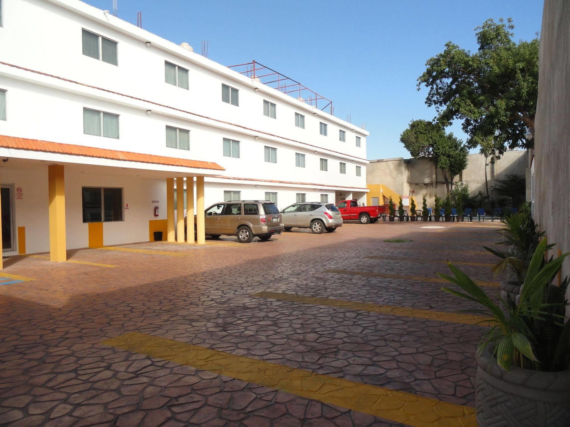Hotel Las Dalias Inn Merida Exterior photo